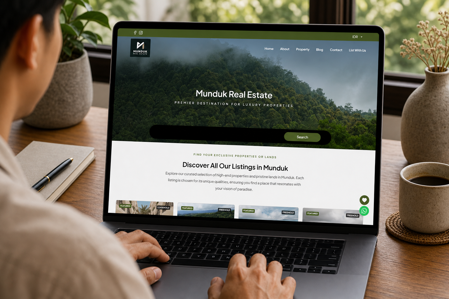 Responsive website mockup for Munduk Real Estate